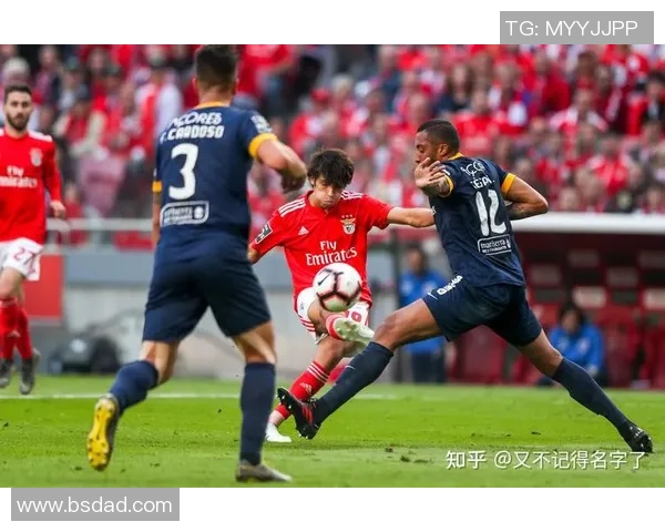 里昂大胜波尔图6-2友谊赛中意外瞬间引发全场热议